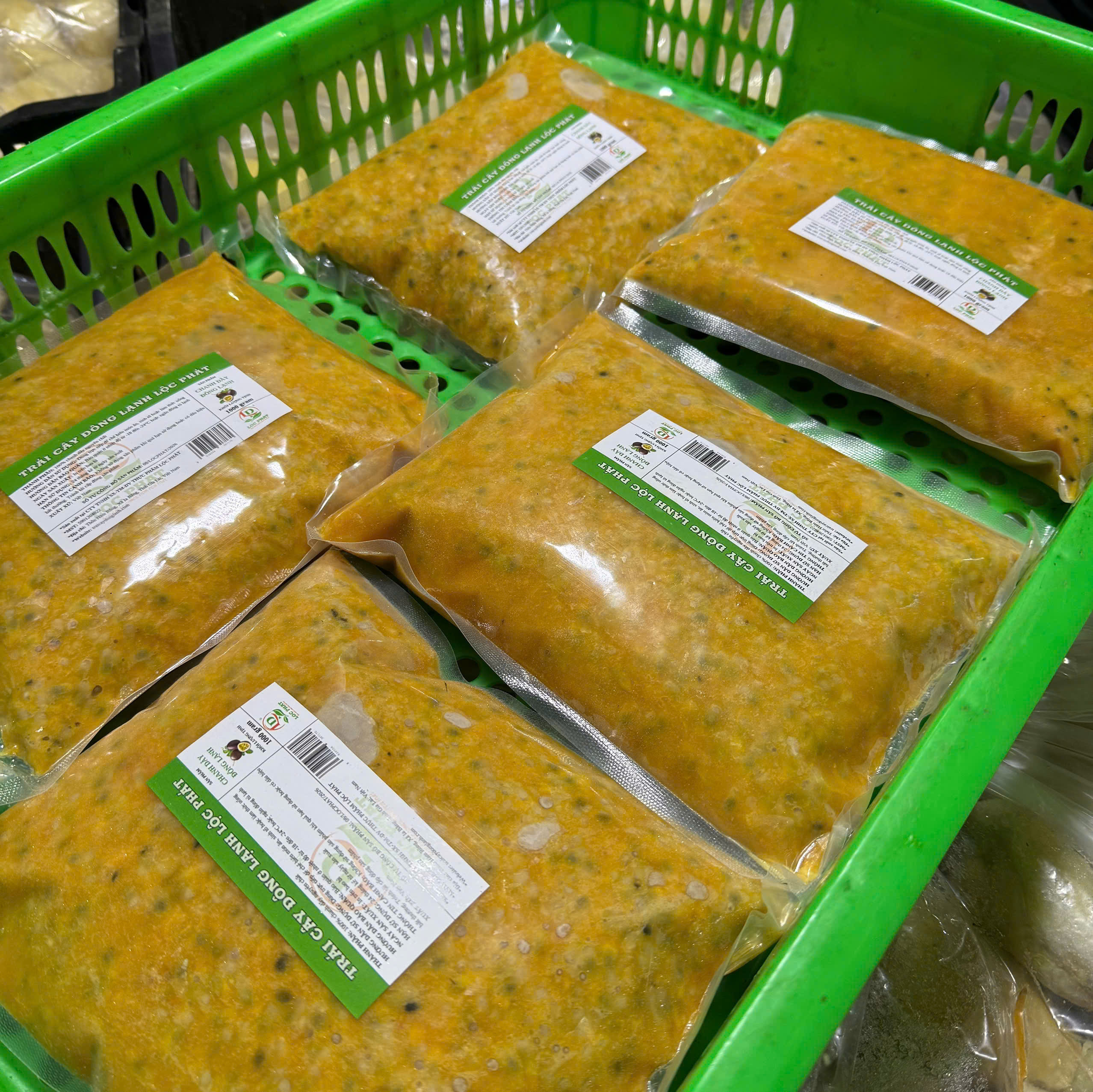Chanh Dây đông lạnh 1kg Mua dịch chanh dây cấp đông sỉ lẻ chất lượng cao tại Trái Cây Đông Lạnh Lộc Phát. Sản phẩm có đầy đủ giấy tờ VSATTP, tự công bố sản phẩm, đóng gói 1kg tiện lợi cho quán F&B. Xem ngay!